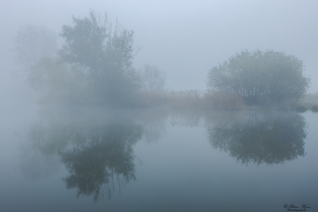 Aan het schulensmeer met dichte mist