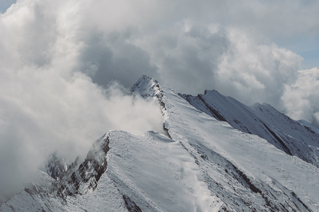 Besneeuwde bergtoppen in juni