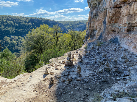 Torentjes van opgestapelde stenen op grote hoogte.