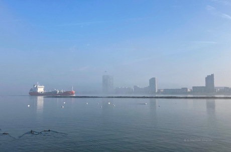 Schip komt uit de mist