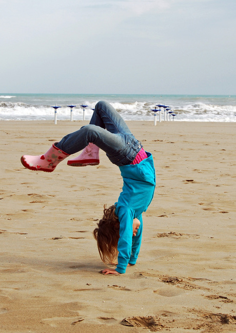 handstand op het strand