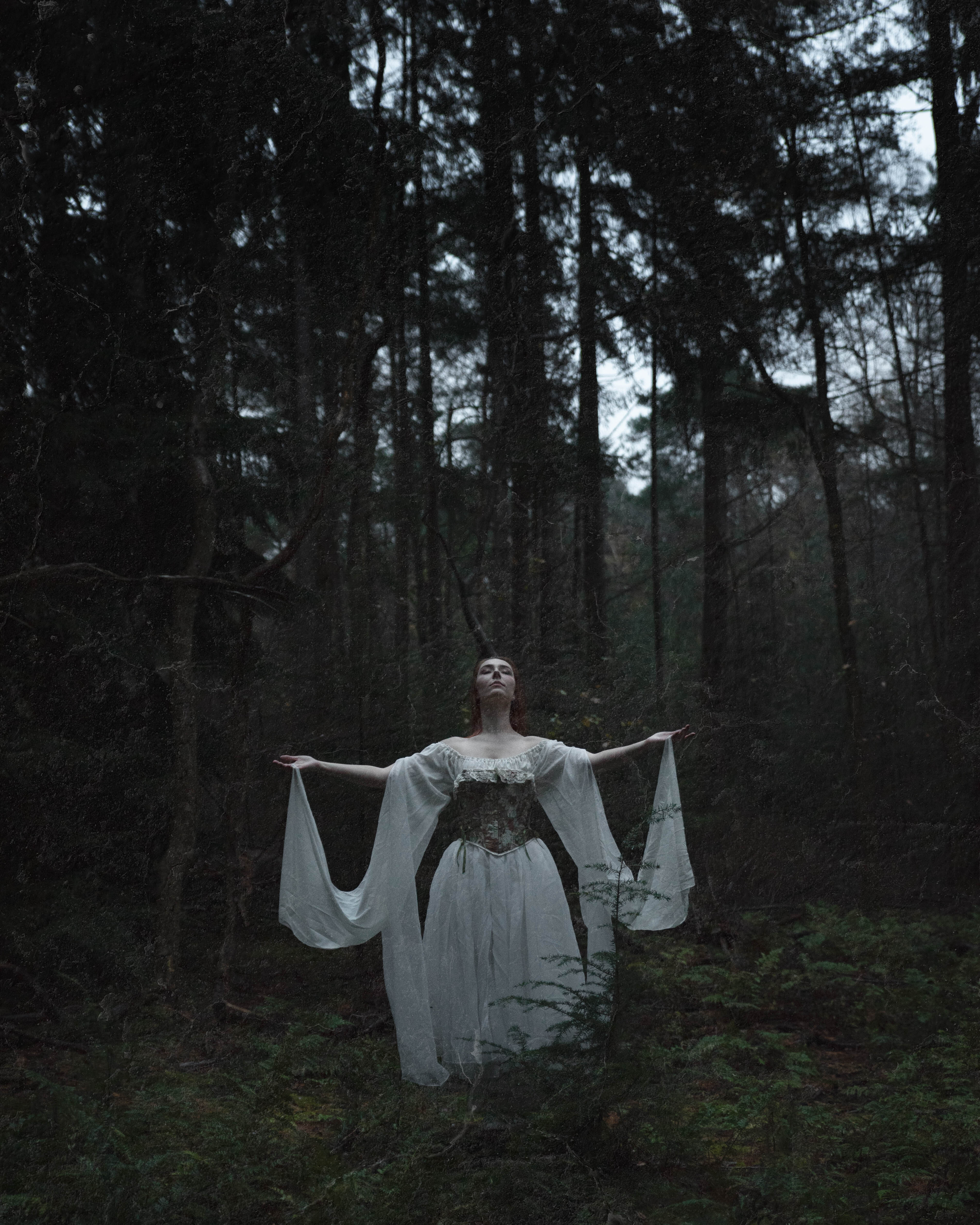 Calling Beyond the Veil - Samen met @visualchemy.raw het bos in voor foto's van haar prachtige zelfgemaakte outfits. Onderweg terug naar de auto tóch nog even stoppen voor dez - foto door fxrestofdreams op 10-12-2023 - deze foto bevat: fantasy, natuurlijk licht, nikon corporation, nikon d750, tamron sp 24-70mm f2.8 di vc usd a007n, iso 800, diafragma ƒ/3.2, sluitertijd 1/200s, brandpuntafstand 46mm, plant, flitsfotografie, stoel, hout, boom, mensen in de natuur, kofferbak, gras, tinten en tinten, natuurlijk landschap