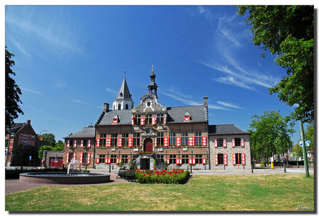 Stadhuis Kaprijke bij hoogzomer