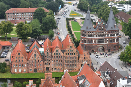 Lübeck van boven, Salzspeicher en Holstentor. 