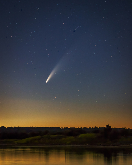 Komeet Neowise met vallende ster