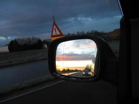 Opkomende zon tegen een donkere achtergrond