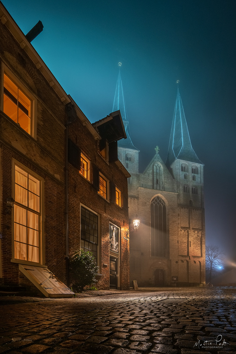 Bergkerk, Deventer, in de mist