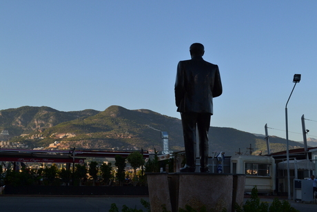 Ataturk kijkt uit over de haven en het Taurusgebergte
