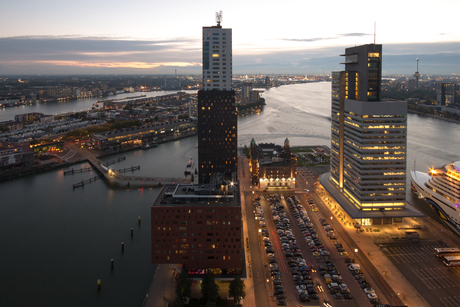 Avondopname Rotterdam Kop op Zuid. Vanaf de New Orleansflat 32 hoog met zicht op de Nieuwe Maas inclusief Hotel New York.
