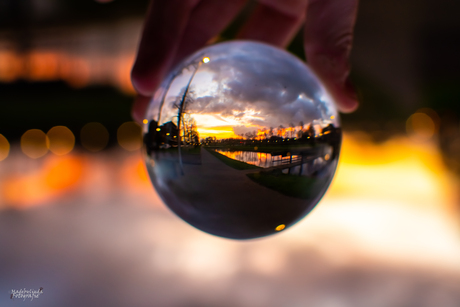 zonsondergang door een glazenbal