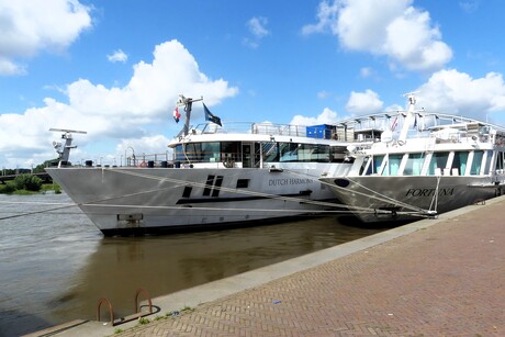 P1240814   Arnhem  Rijnkade   Cruiseschepen  aan de wal  28 mei 2024  