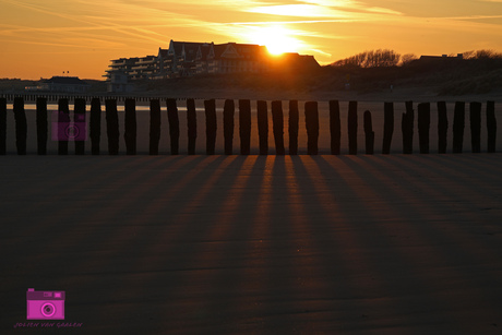 De zon laat zich volop zien tijdens een ochtendwandeling op het strand