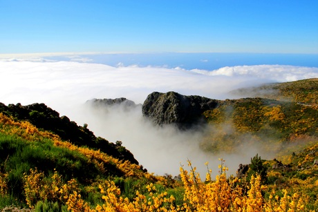 Achter de wolken schijnt de zon