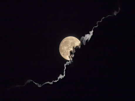 De maan achter de wolken