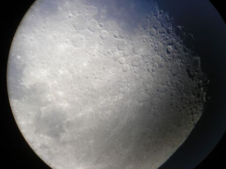 maan door telescoop