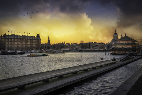 Gisteren stond ik aan de Oosterdok in Amsterdam, met de indrukwekkende Openbare Bibliotheek Amsterdam (OBA) achter mij.