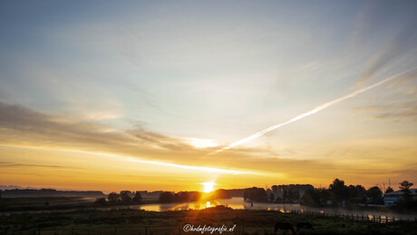 Zonsopkomst boven dokkumer diep