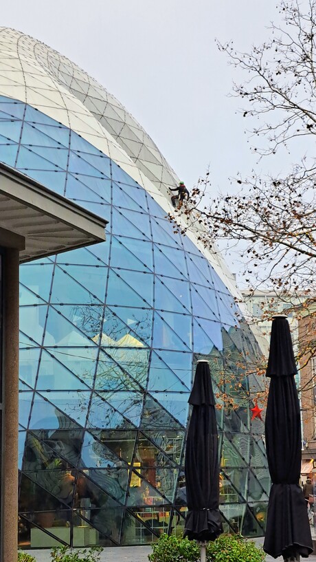 Ook daar worden de ramen gezeemd