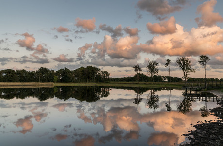 Warm gekleurde wolken boven het Rozenven .