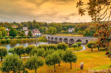 Brug-over-de-rivier-de-Dordogne-in-de-herfst