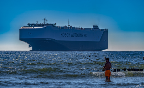 Komt een klein bootje voorbij varen. 