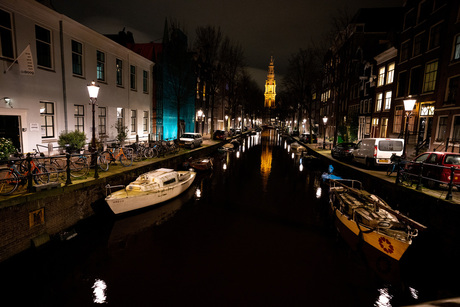 De Groenburgwal met zicht op de Zuiderkerk Amsterdam