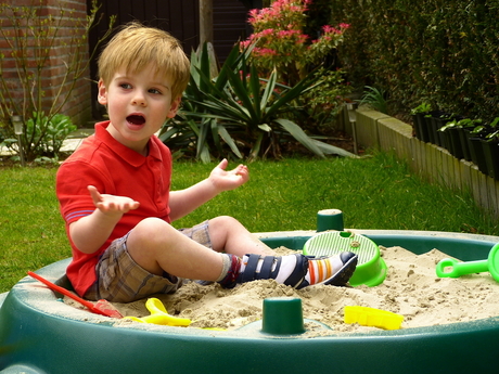 Lukas in de zandbak