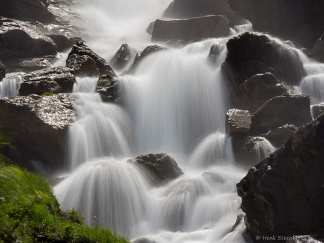 Aan de voet van de waterval