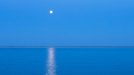 Volle maan boven de Waddenzee