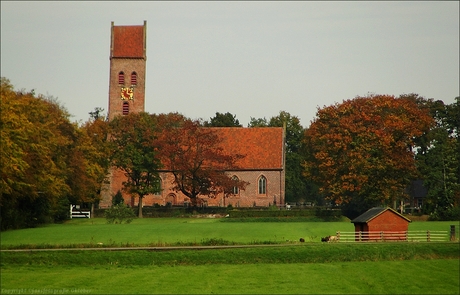 Kerk Midwolde in herfstkleuren
