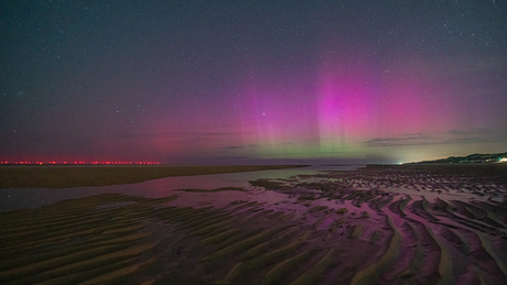 Noorderlicht boven het strand van Egmond aan zee