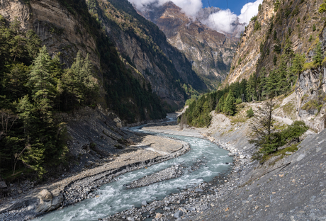 Stromende rivier in Nepal