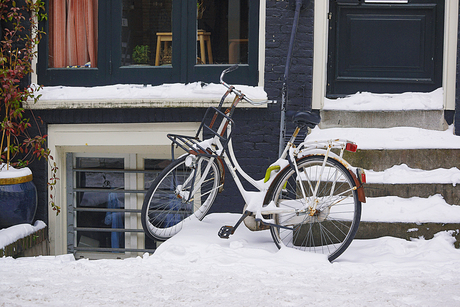 fiets in sneeuw
