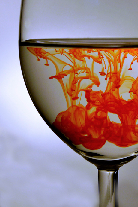 inkt en water in een wijnglas