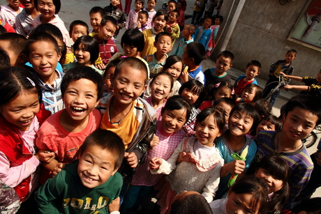 Gelukkige schoolkindjes in midden China