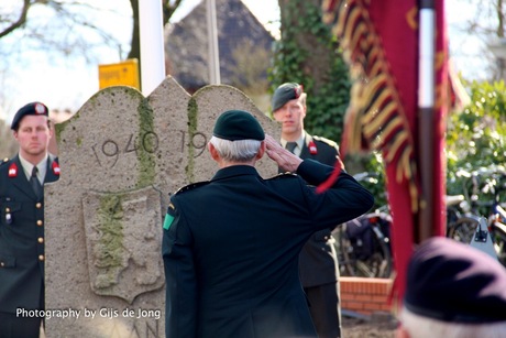 oude veteraan salueert naar gedenk monument van WW2