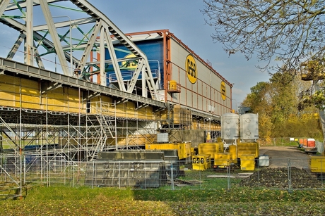 De dubbele koker gezien vanaf het pad langs de sluis.