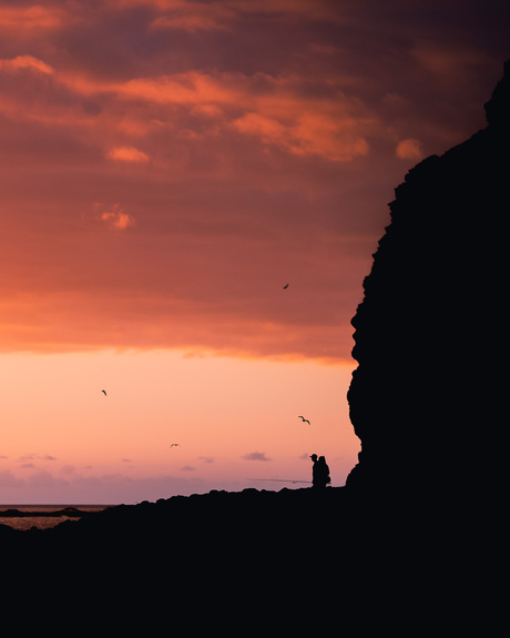 Een zonsondergang getekend door silhouetten