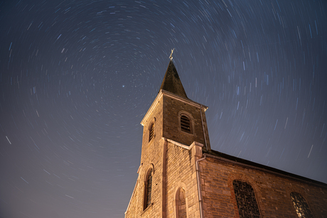 Sterrenhemel boven kerk