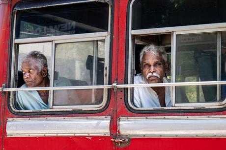 Naar buiten blikken.
