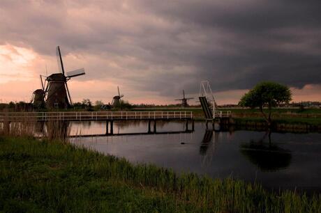 Kinderdijk bij zonsondergang