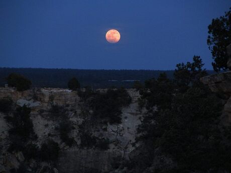 Maan boven de Grand Canyon