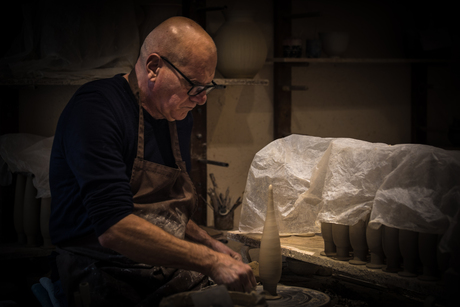 pottenbakker aan het werk