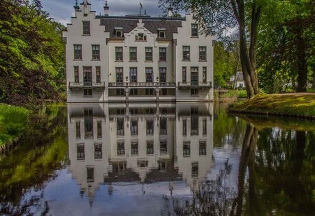 Kasteel Staverden gespiegeld