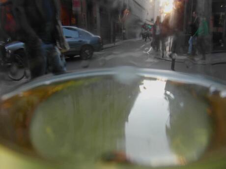 Le Marais door een wijnglas.