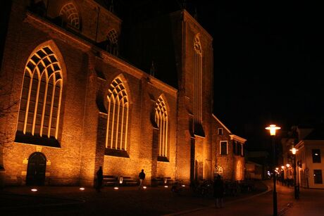 A-kerk bij nacht