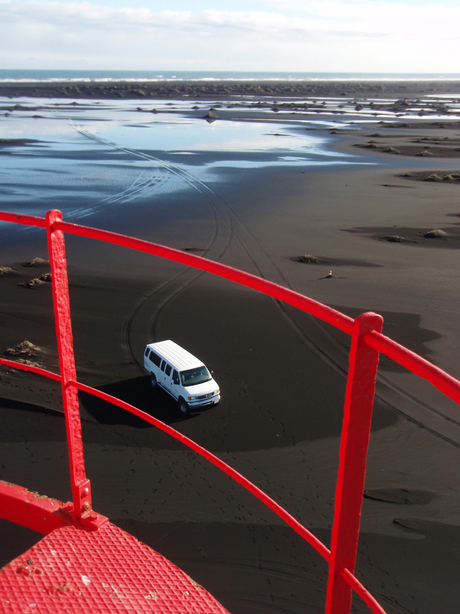 lavastrand met busje vanuit vuurtoren