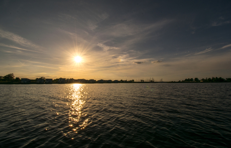ondergaande zon boven het Lauwersmeer