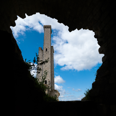 Liefdevol doorkijkje bij ruine.