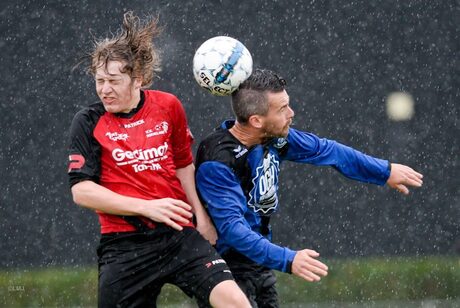 In de gietende regen.